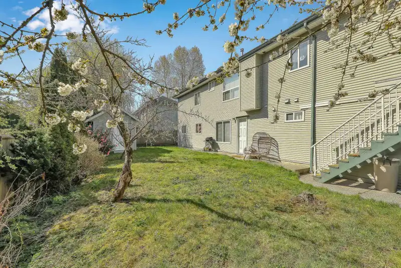 8546 164 STREET - photo 4 of 40