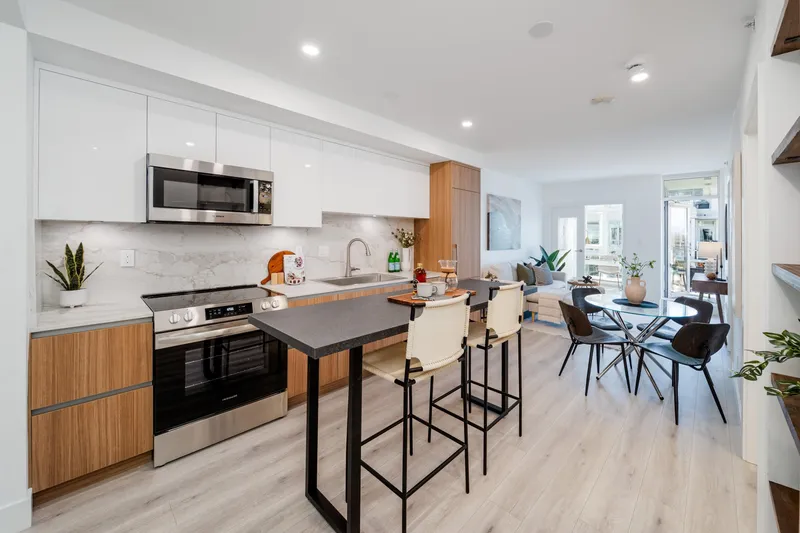 607 2228 W BROADWAY - photo 1 of 12