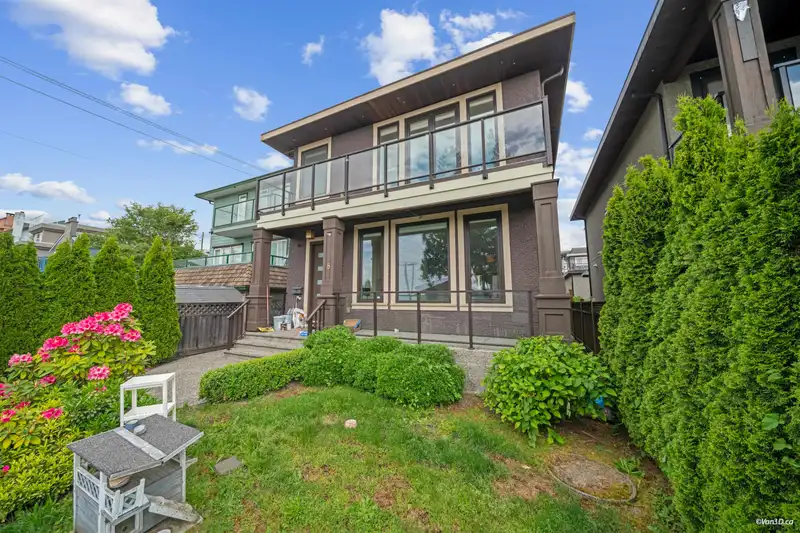 8 GLYNDE AVENUE - photo 1 of 40