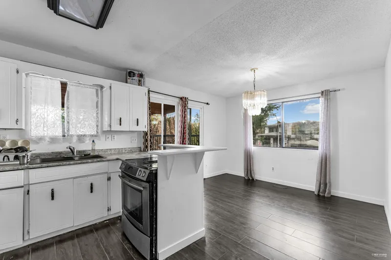 6735 133 STREET - photo 4 of 16