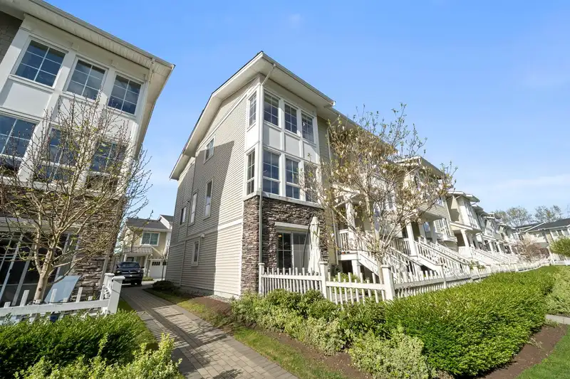 67 5551 ADMIRAL WAY - photo 2 of 37
