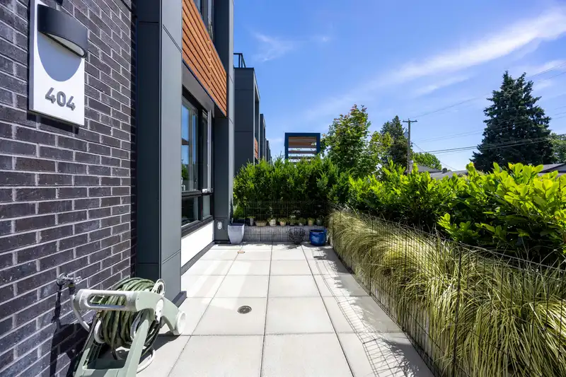 404 6085 IRMIN STREET - photo 2 of 32