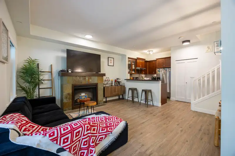 140 7388 MACPHERSON AVENUE - photo 4 of 27