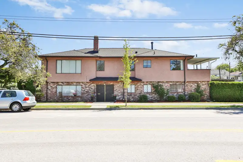 708 NANAIMO STREET - photo 1 of 33