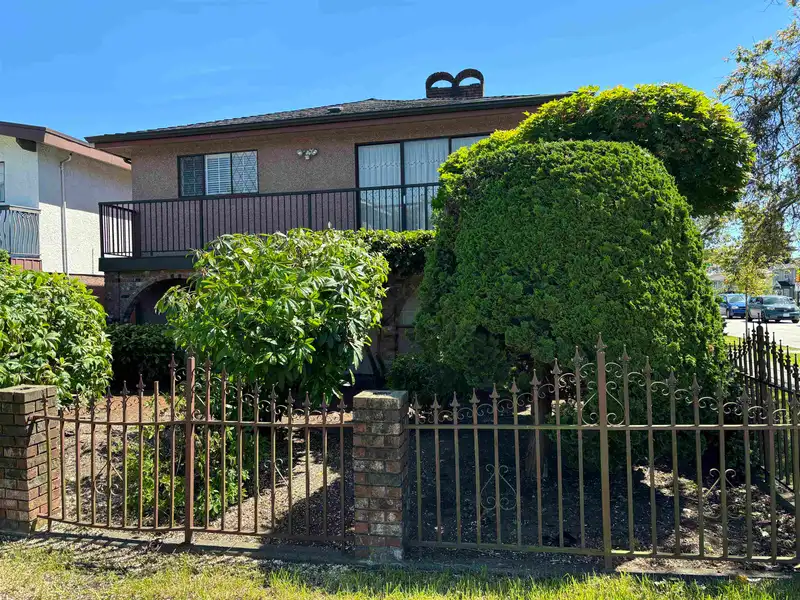 708 NANAIMO STREET - photo 3 of 33