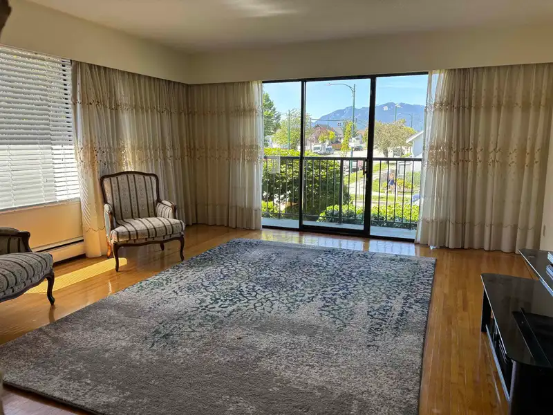 708 NANAIMO STREET - photo 4 of 33