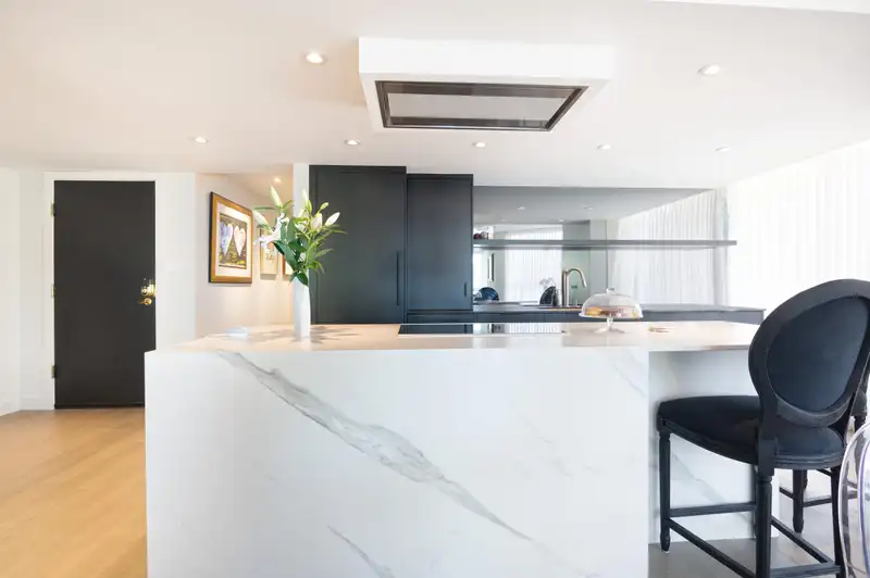 1001 717 JERVIS STREET - photo 2 of 14