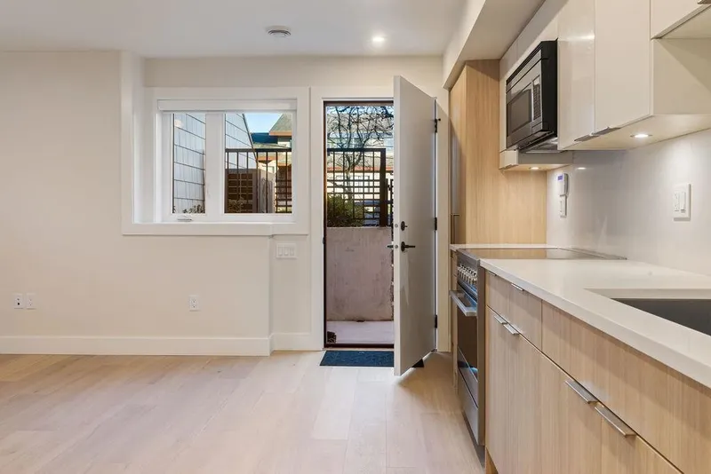 1 1933 TEMPLETON DRIVE - photo 3 of 24