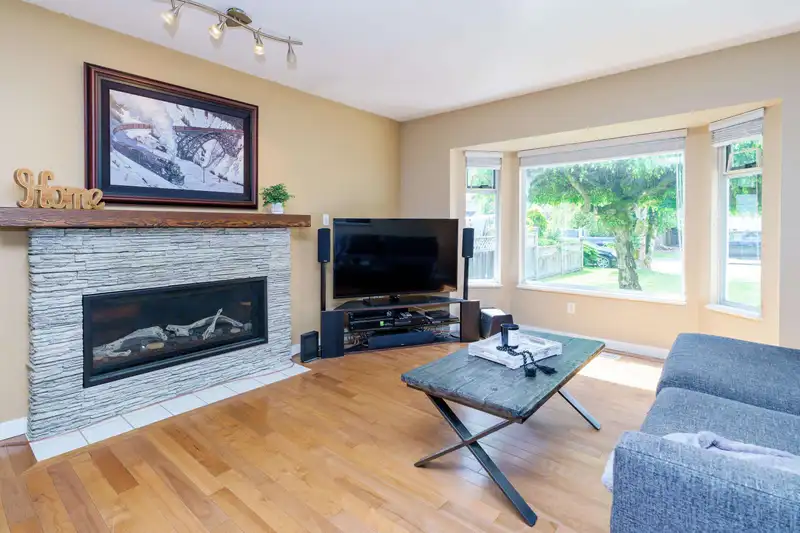 20505 115 AVENUE - photo 2 of 24