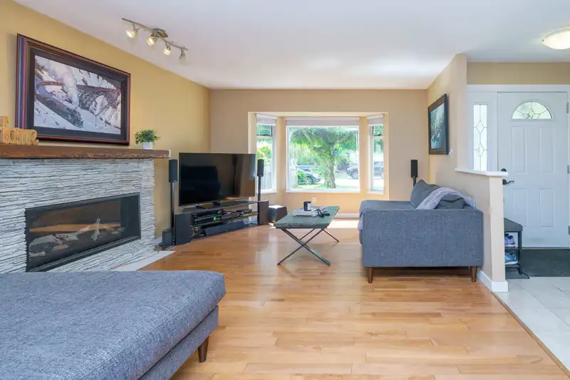 20505 115 AVENUE - photo 3 of 24