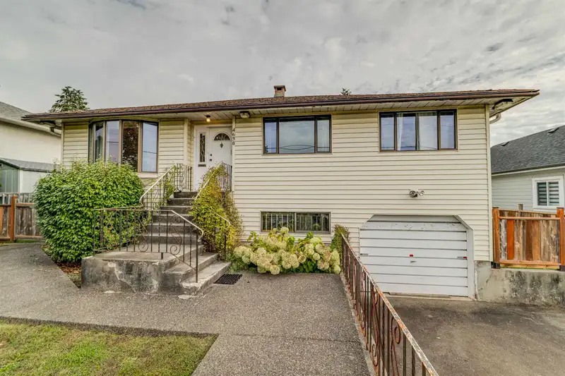 4638 ROYAL OAK AVENUE - photo 1 of 38
