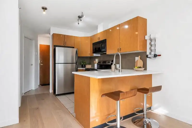 805 939 HOMER STREET - photo 3 of 23