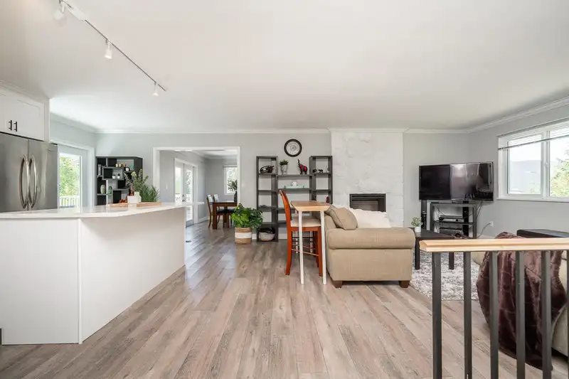 3158 MARINER WAY - photo 3 of 35