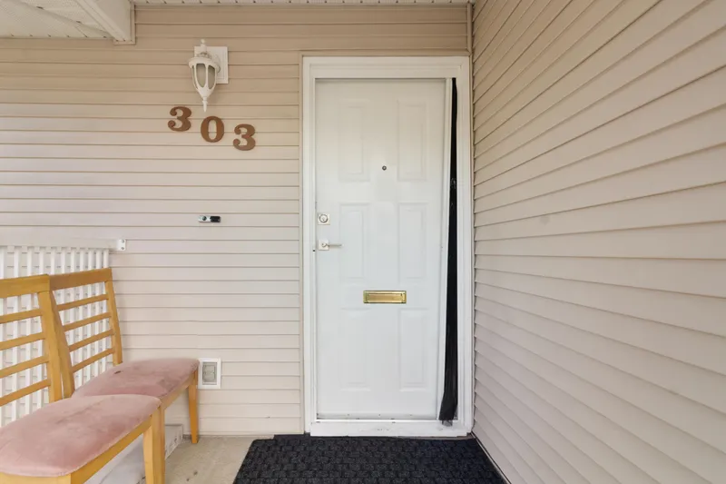 303 13955 72 AVENUE - photo 2 of 23