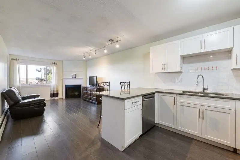 204 1209 HOWIE AVENUE - photo 4 of 16