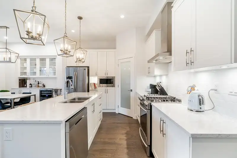 16487 25 AVENUE - photo 4 of 40