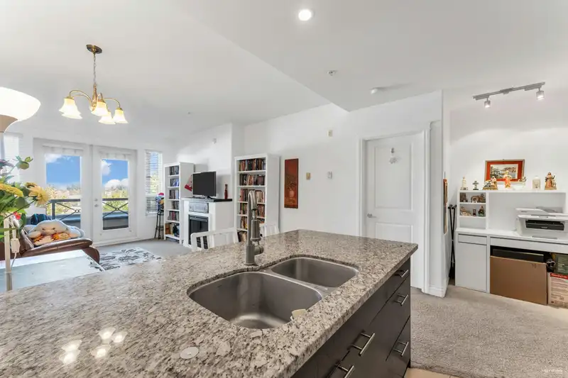 316 2970 KING GEORGE BOULEVARD - photo 2 of 13
