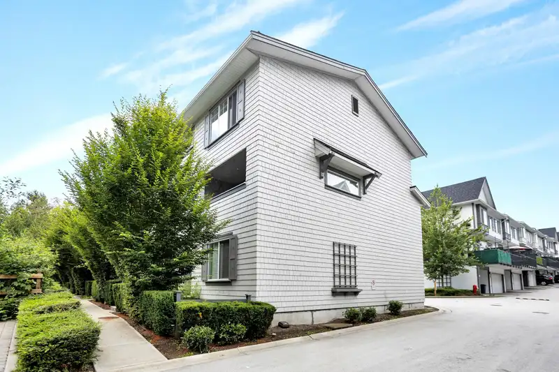 92 8168 136A STREET STREET - photo 3 of 20