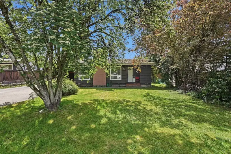 11470 95 AVENUE - photo 3 of 36
