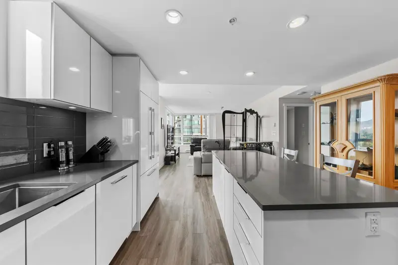 1001 3096 WINDSOR GATE - photo 1 of 21