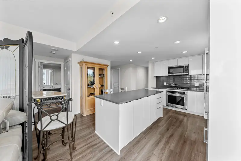 1001 3096 WINDSOR GATE - photo 4 of 21