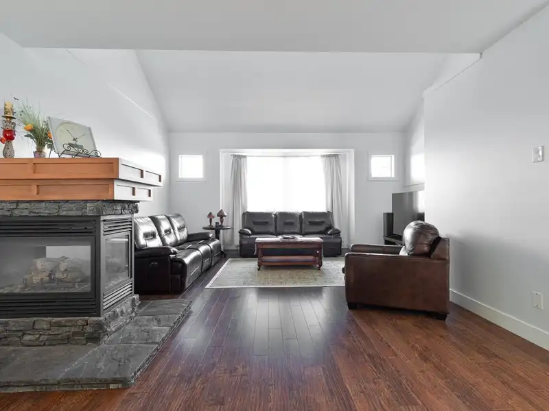 10386 MCEACHERN STREET - photo 2 of 25
