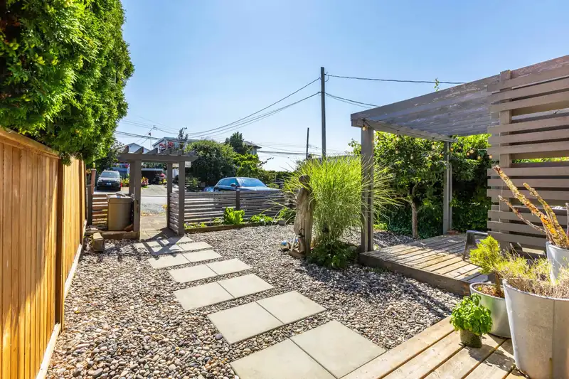 15557 VICTORIA AVENUE - photo 3 of 40