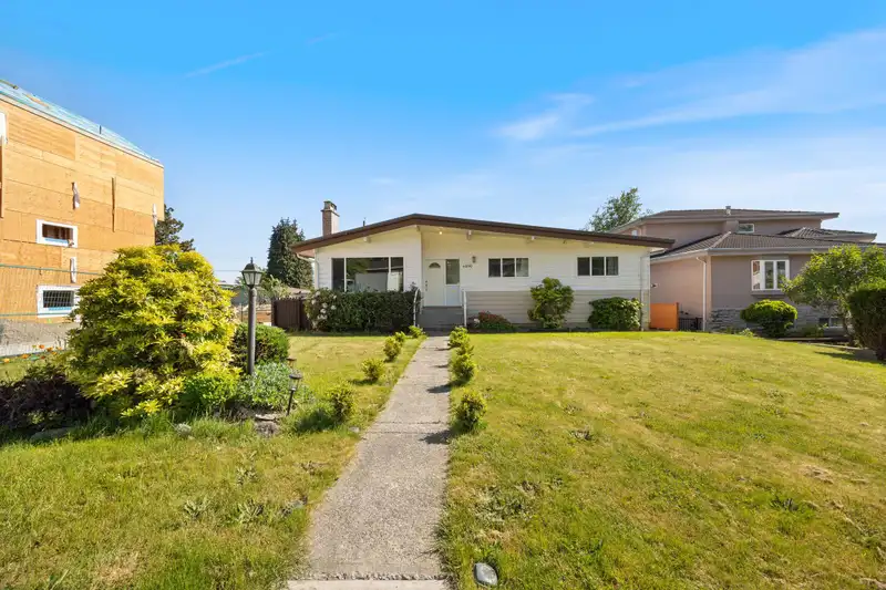 6890 HYCREST DRIVE - photo 2 of 39