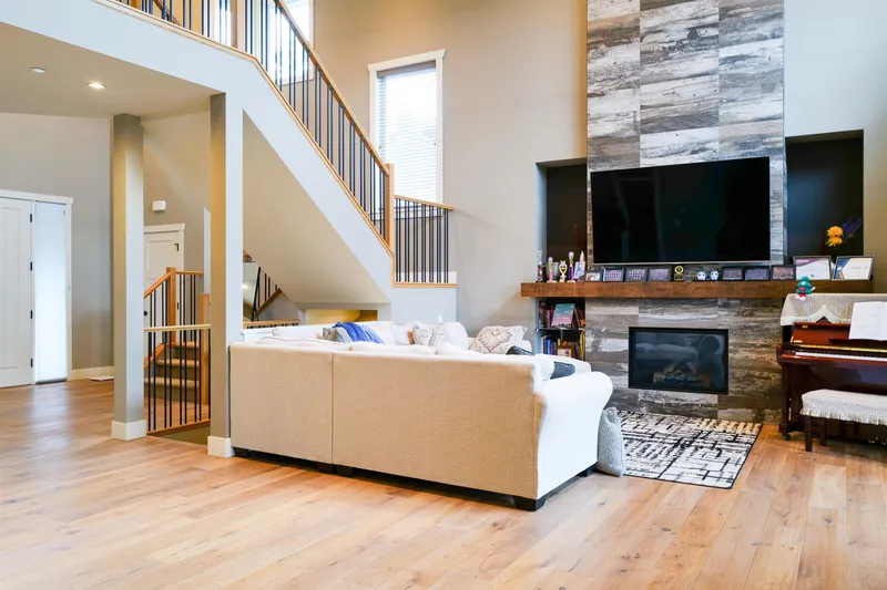 20 24455 61 AVENUE - photo 2 of 25