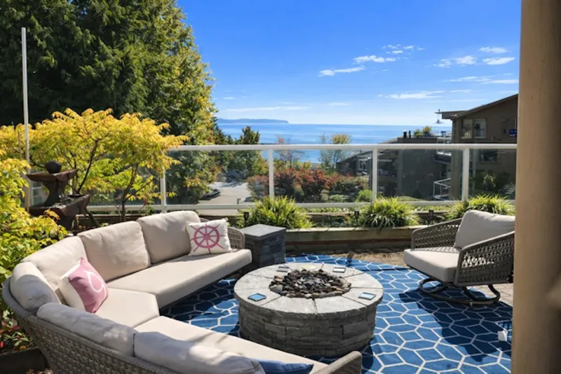 102 15025 VICTORIA AVENUE - photo 1 of 25