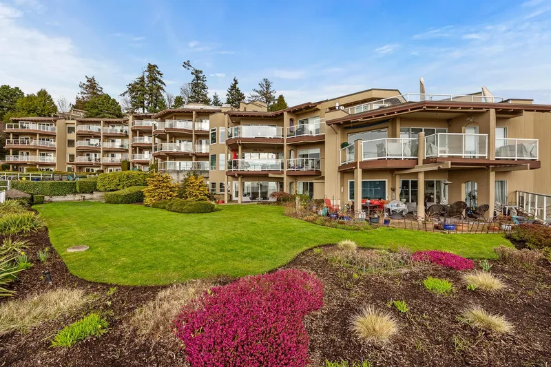 102 15025 VICTORIA AVENUE - photo 4 of 25