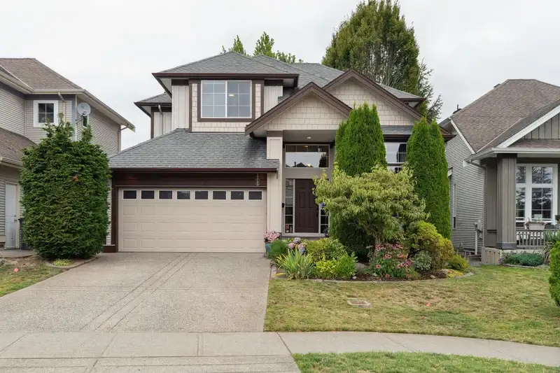 14723 58 AVENUE - photo 1 of 40