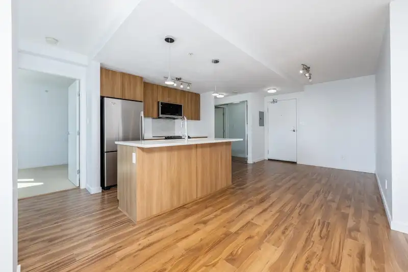 3305 13325 102A AVENUE - photo 2 of 24