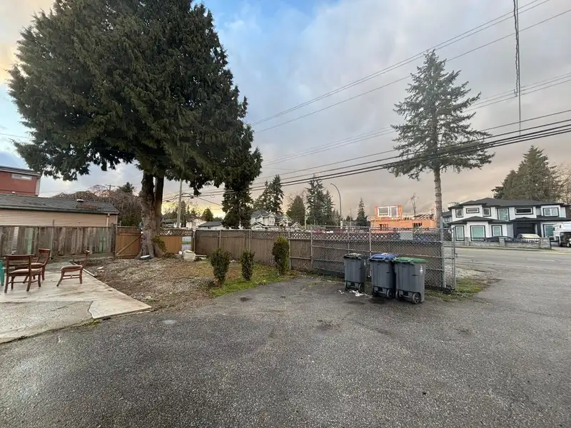 13370 96 AVENUE - photo 2 of 3