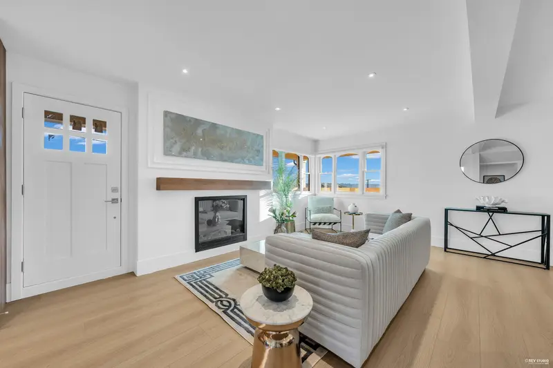 103 1125 CARTIER AVENUE - photo 3 of 25