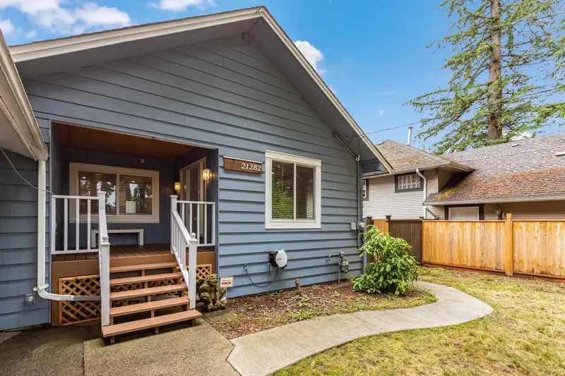 21282 124 AVENUE - photo 2 of 38