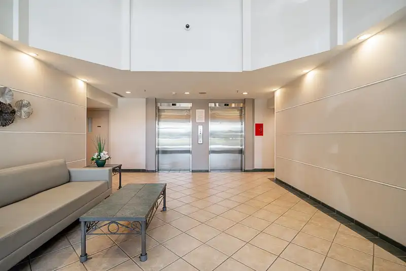 904 545 AUSTIN AVENUE - photo 3 of 38