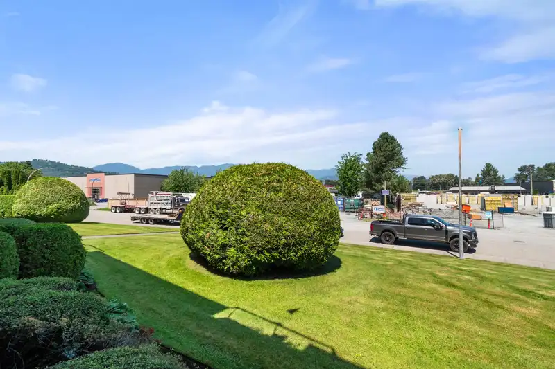 112 7685 AMBER DRIVE - photo 3 of 37