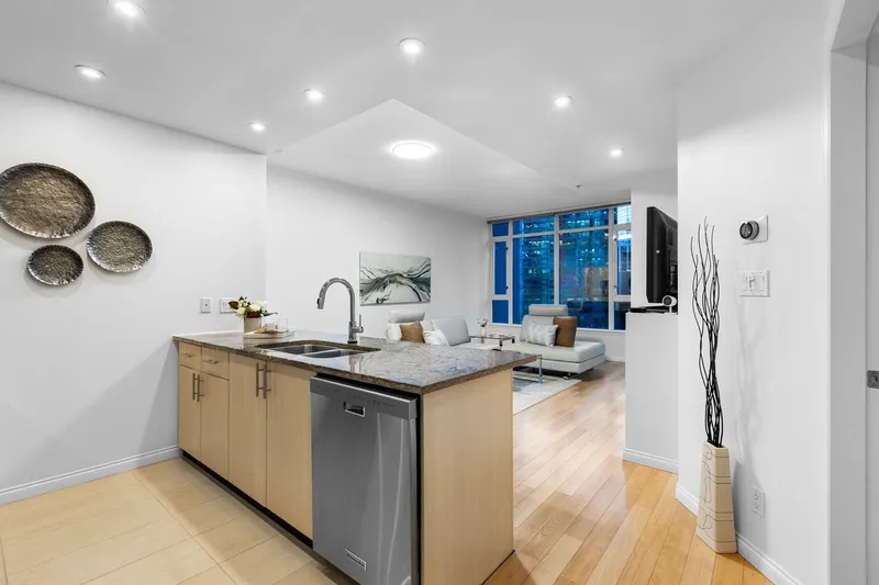 807 1211 MELVILLE STREET - photo 2 of 25