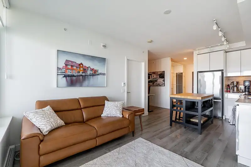 708 200 NELSON'S CRESCENT - photo 1 of 37