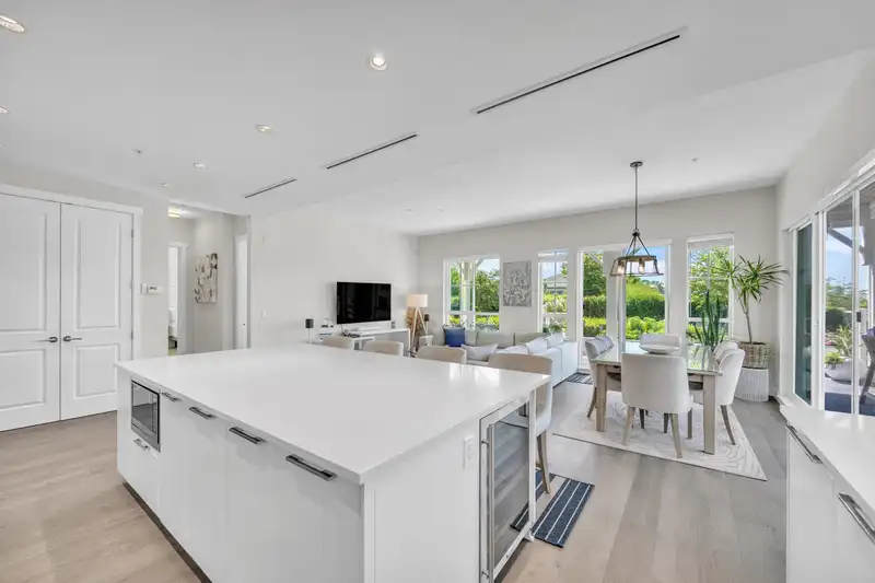 107 5535 ADMIRAL WAY - photo 2 of 40