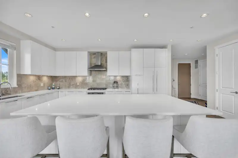 107 5535 ADMIRAL WAY - photo 4 of 40