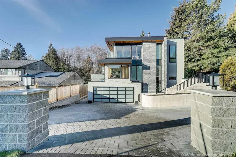 2010 QUEENS AVENUE - photo 2 of 25