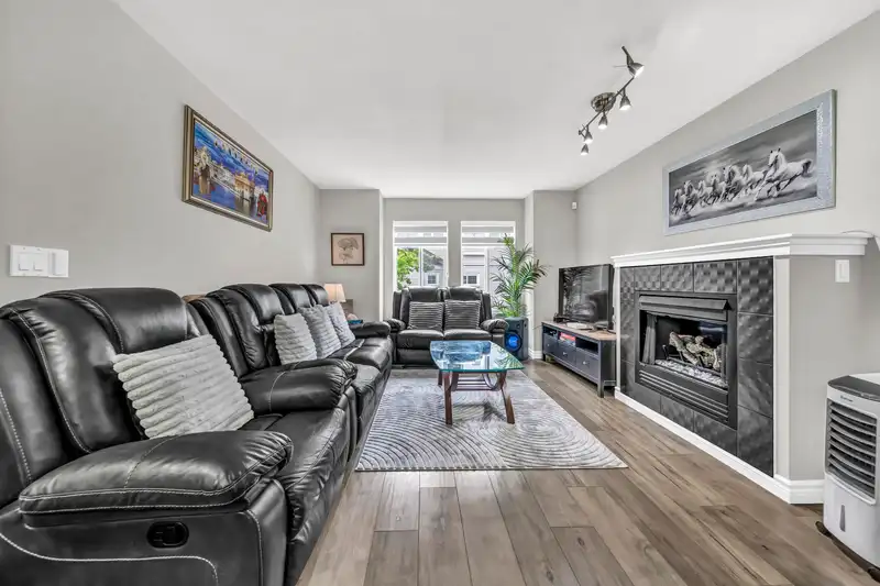 6 12711 64 AVENUE - photo 2 of 32