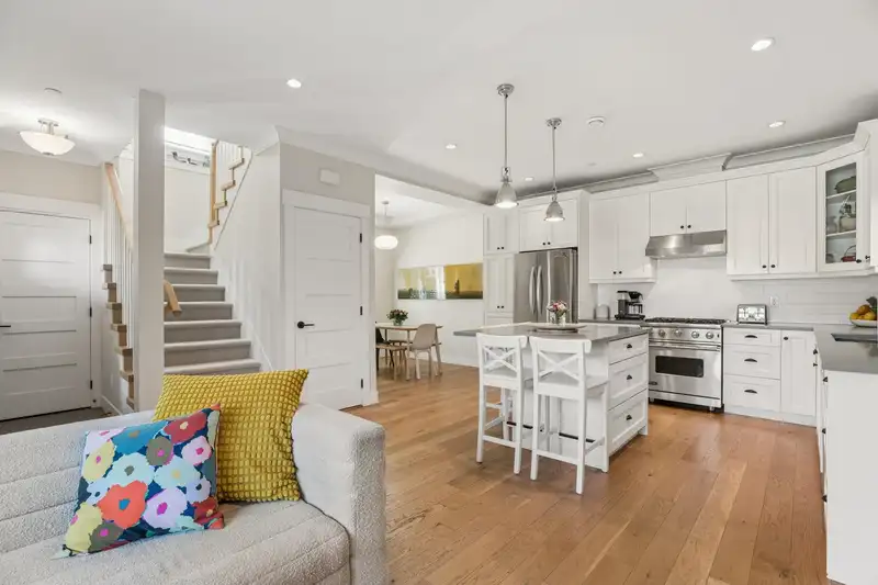 947 E 21ST AVENUE - photo 3 of 40