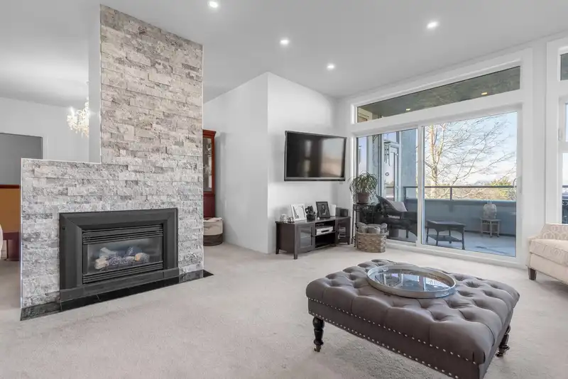 221 12873 RAILWAY AVENUE - photo 4 of 31
