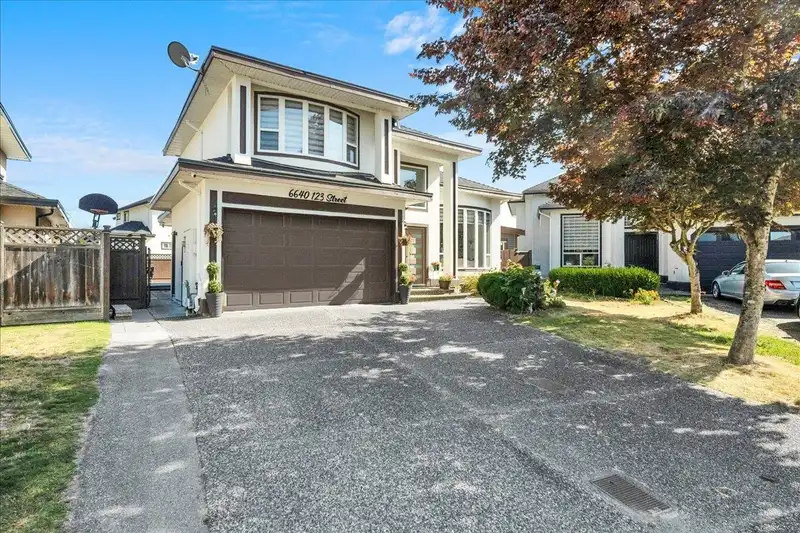 6640 123 STREET - photo 3 of 36