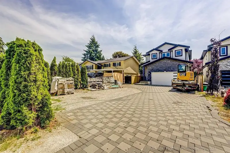11382 80 AVENUE - photo 3 of 25