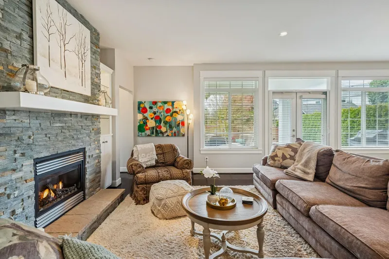 5104 44B AVENUE - photo 4 of 25