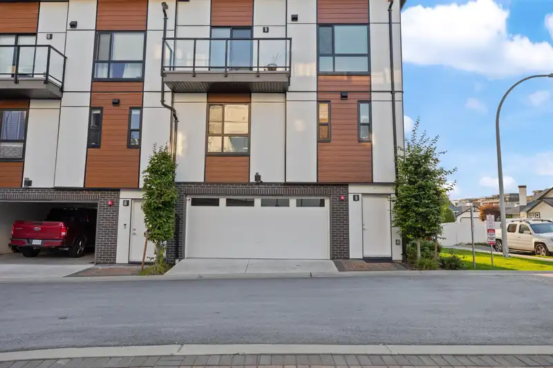 42 19760 55 AVENUE - photo 1 of 33